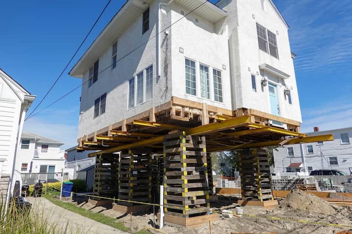 A team of professionals using specialized equipment to raise a house in Nacogdoches, preparing it for elevation and renovation